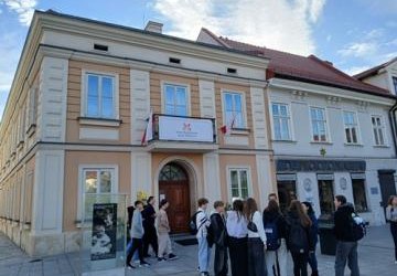 Wycieczka uczniów klasy 7 i 8 do Wadowic i Oświęcimia