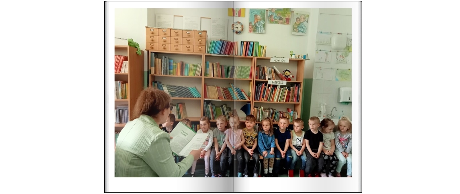 Maluchy w bibliotece szkolnej